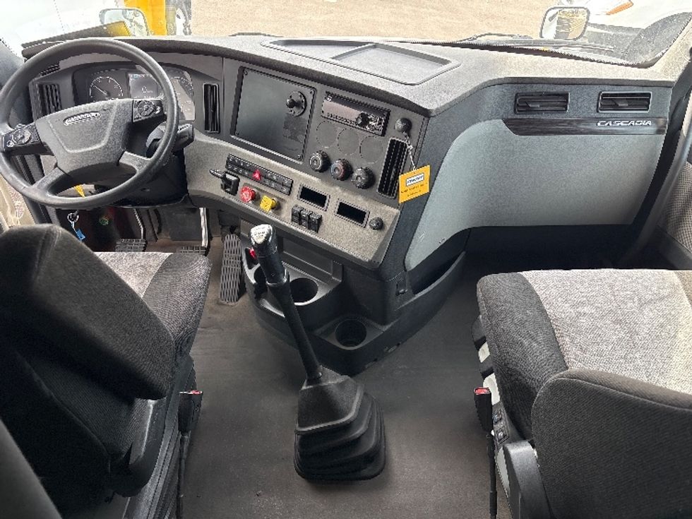 Sleeper Tractor-Heavy Duty Tractors-Freightliner-2019-T12664ST-West Valley City-UT-308,408\n\t\tmiles-$ 76,500 - Image 12