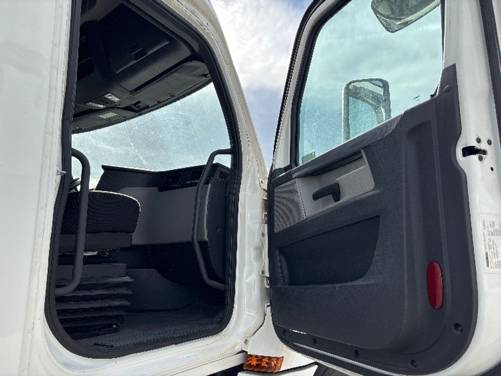 Sleeper Tractor-Heavy Duty Tractors-Freightliner-2019-T12664ST-West Valley City-UT-308,408\n\t\tmiles-$ 76,500 - Image 13