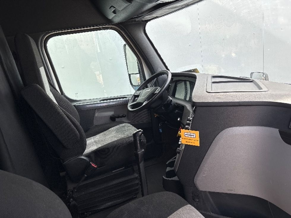 Sleeper Tractor-Heavy Duty Tractors-Freightliner-2019-T12664ST-West Valley City-UT-308,408\n\t\tmiles-$ 76,500 - Image 15