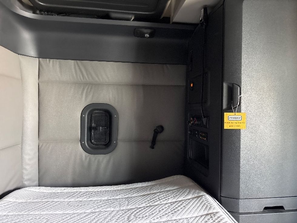 Sleeper Tractor-Heavy Duty Tractors-Freightliner-2019-T12664ST-West Valley City-UT-308,408\n\t\tmiles-$ 76,500 - Image 18