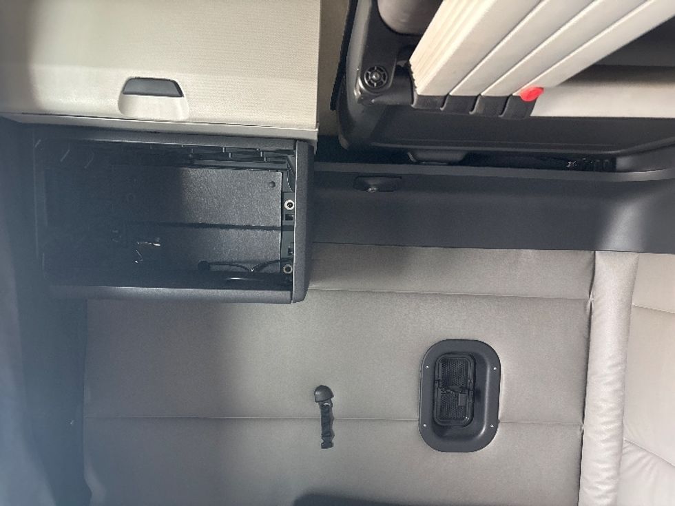 Sleeper Tractor-Heavy Duty Tractors-Freightliner-2019-T12664ST-West Valley City-UT-308,408\n\t\tmiles-$ 76,500 - Image 19