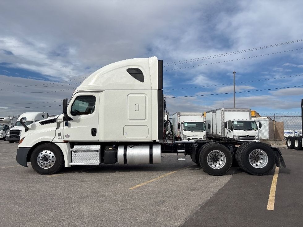 Sleeper Tractor-Heavy Duty Tractors-Freightliner-2019-T12664ST-West Valley City-UT-308,408\n\t\tmiles-$ 76,500 - Image 4