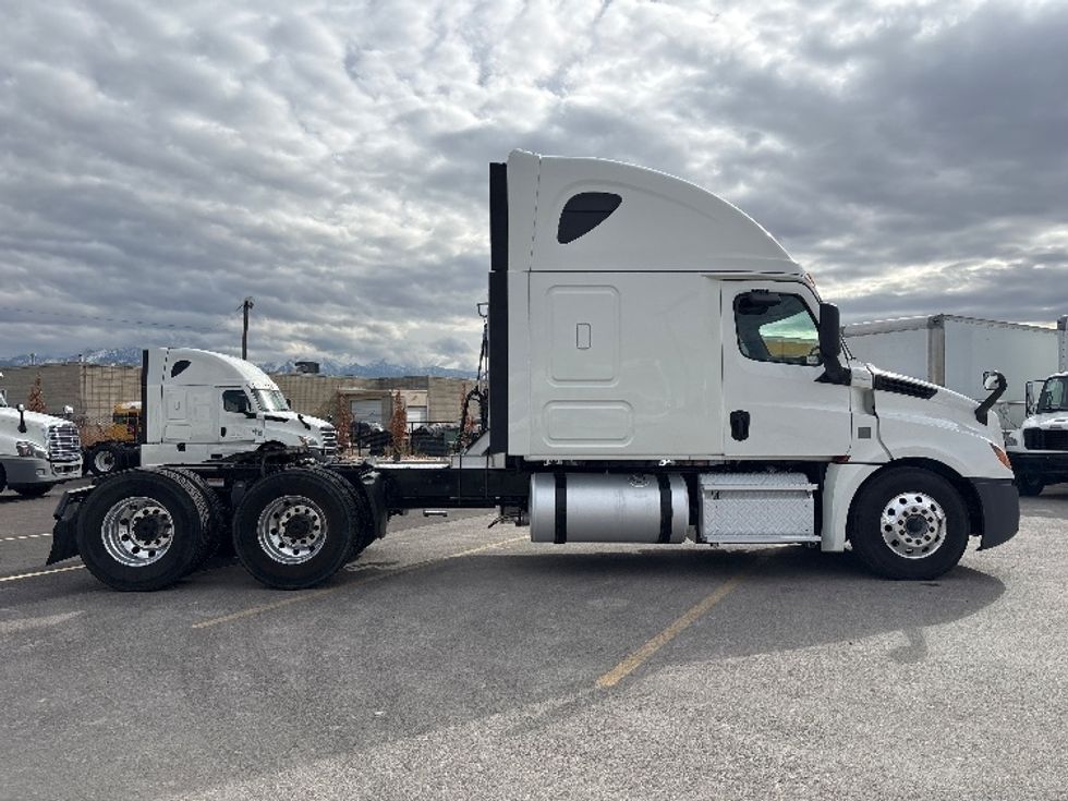 Sleeper Tractor-Heavy Duty Tractors-Freightliner-2019-T12664ST-West Valley City-UT-308,408\n\t\tmiles-$ 76,500 - Image 8