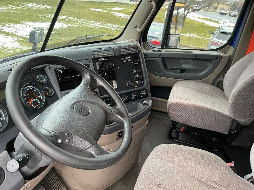 Sleeper Tractor-Heavy Duty Tractors-Freightliner-2020-Cascadia 11364ST-Elkhart-IN-610,058\n\t\tmiles-$ 41,000 - Image 10