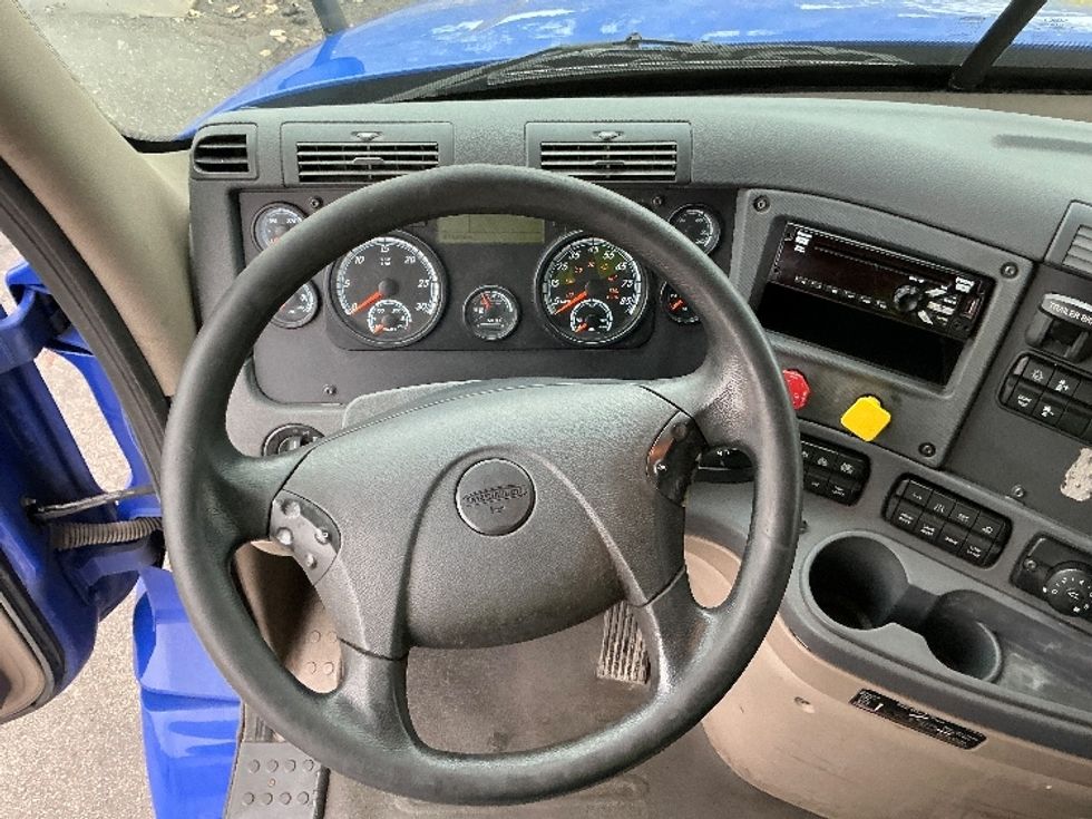 Sleeper Tractor-Heavy Duty Tractors-Freightliner-2020-Cascadia 11364ST-Elkhart-IN-610,058\n\t\tmiles-$ 41,000 - Image 11