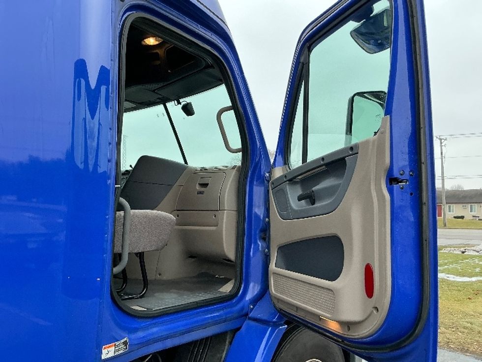 Sleeper Tractor-Heavy Duty Tractors-Freightliner-2020-Cascadia 11364ST-Elkhart-IN-610,058\n\t\tmiles-$ 41,000 - Image 13