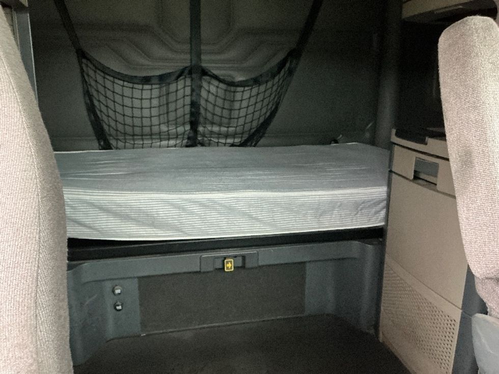 Sleeper Tractor-Heavy Duty Tractors-Freightliner-2020-Cascadia 11364ST-Elkhart-IN-610,058\n\t\tmiles-$ 41,000 - Image 16