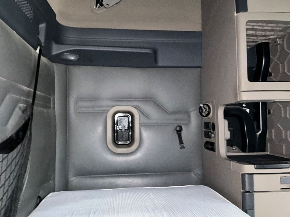 Sleeper Tractor-Heavy Duty Tractors-Freightliner-2020-Cascadia 11364ST-Elkhart-IN-610,058\n\t\tmiles-$ 41,000 - Image 18