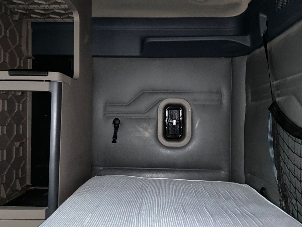 Sleeper Tractor-Heavy Duty Tractors-Freightliner-2020-Cascadia 11364ST-Elkhart-IN-610,058\n\t\tmiles-$ 41,000 - Image 19