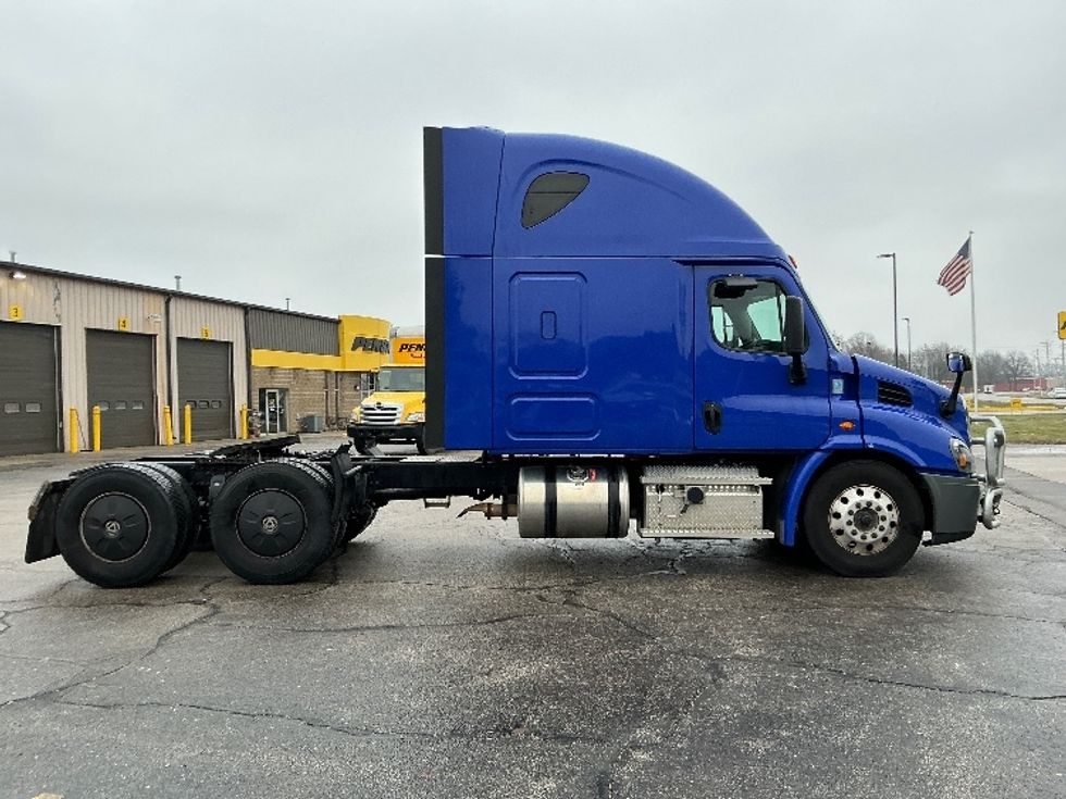 Sleeper Tractor-Heavy Duty Tractors-Freightliner-2020-Cascadia 11364ST-Elkhart-IN-610,058\n\t\tmiles-$ 41,000 - Image 8