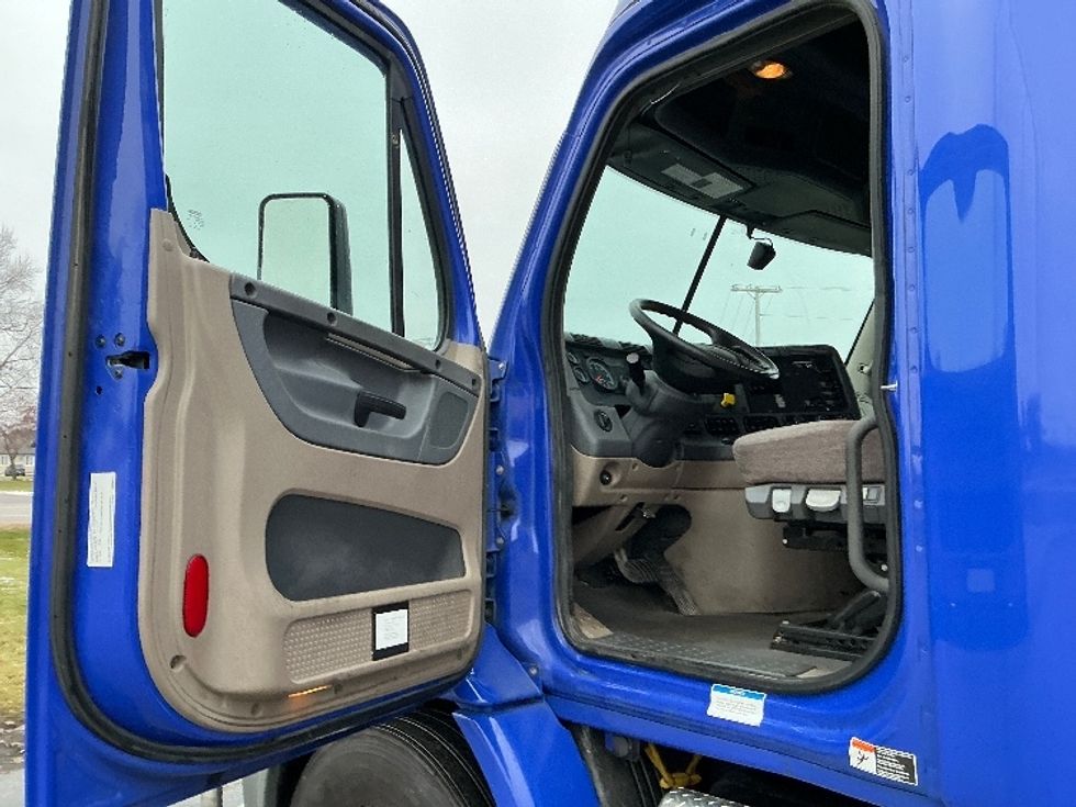 Sleeper Tractor-Heavy Duty Tractors-Freightliner-2020-Cascadia 11364ST-Elkhart-IN-610,058\n\t\tmiles-$ 41,000 - Image 9