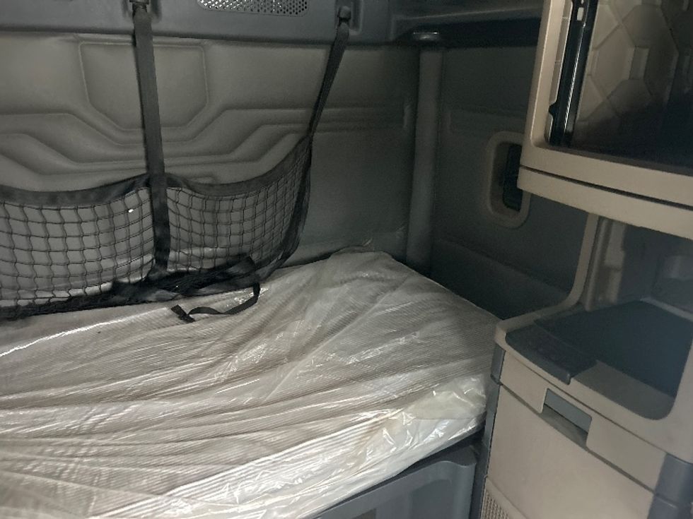 Sleeper Tractor-Heavy Duty Tractors-Freightliner-2020-Cascadia 11364ST-Elkhart-IN-661,688\n\t\tmiles-$ 36,500 - Image 17