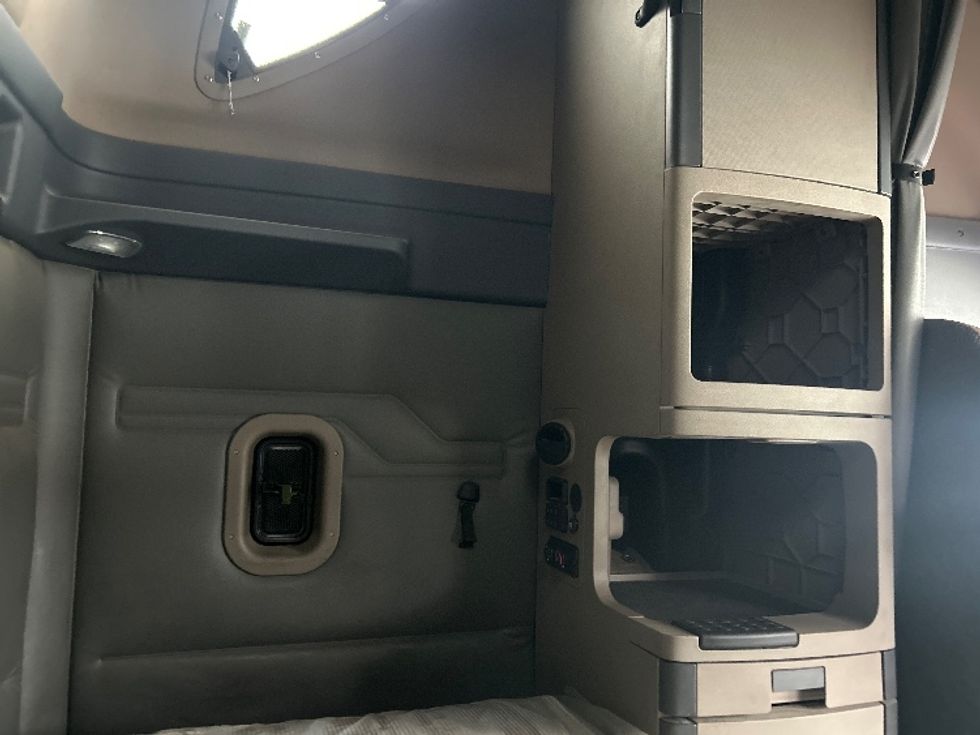 Sleeper Tractor-Heavy Duty Tractors-Freightliner-2020-Cascadia 11364ST-Elkhart-IN-661,688\n\t\tmiles-$ 36,500 - Image 18