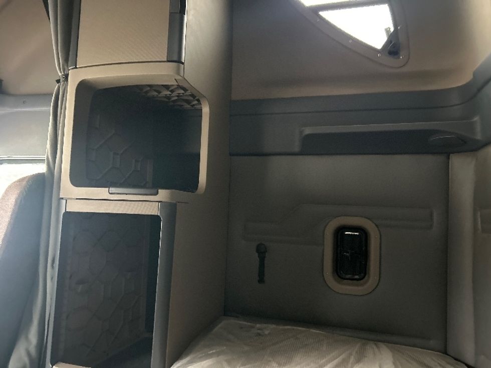 Sleeper Tractor-Heavy Duty Tractors-Freightliner-2020-Cascadia 11364ST-Elkhart-IN-661,688\n\t\tmiles-$ 36,500 - Image 19