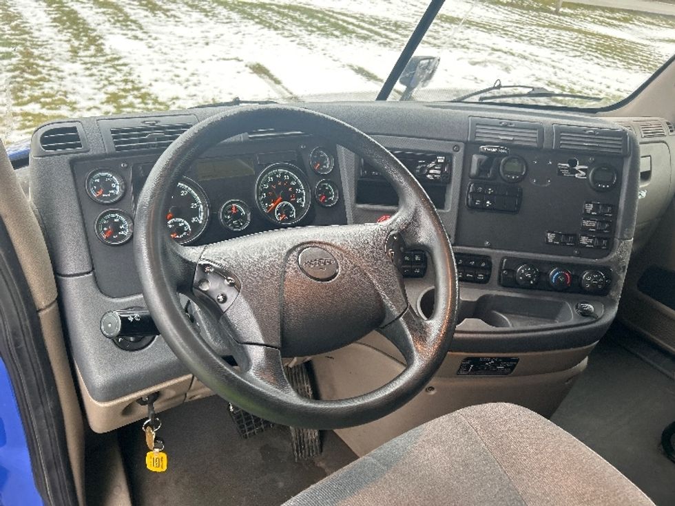 Sleeper Tractor-Heavy Duty Tractors-Freightliner-2020-Cascadia 11364ST-Elkhart-IN-676,665\n\t\tmiles-$ 35,250 - Image 11