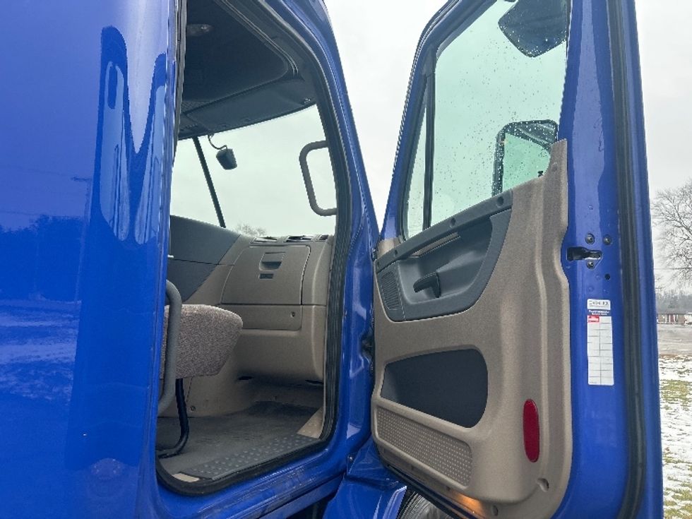 Sleeper Tractor-Heavy Duty Tractors-Freightliner-2020-Cascadia 11364ST-Elkhart-IN-676,665\n\t\tmiles-$ 35,250 - Image 13