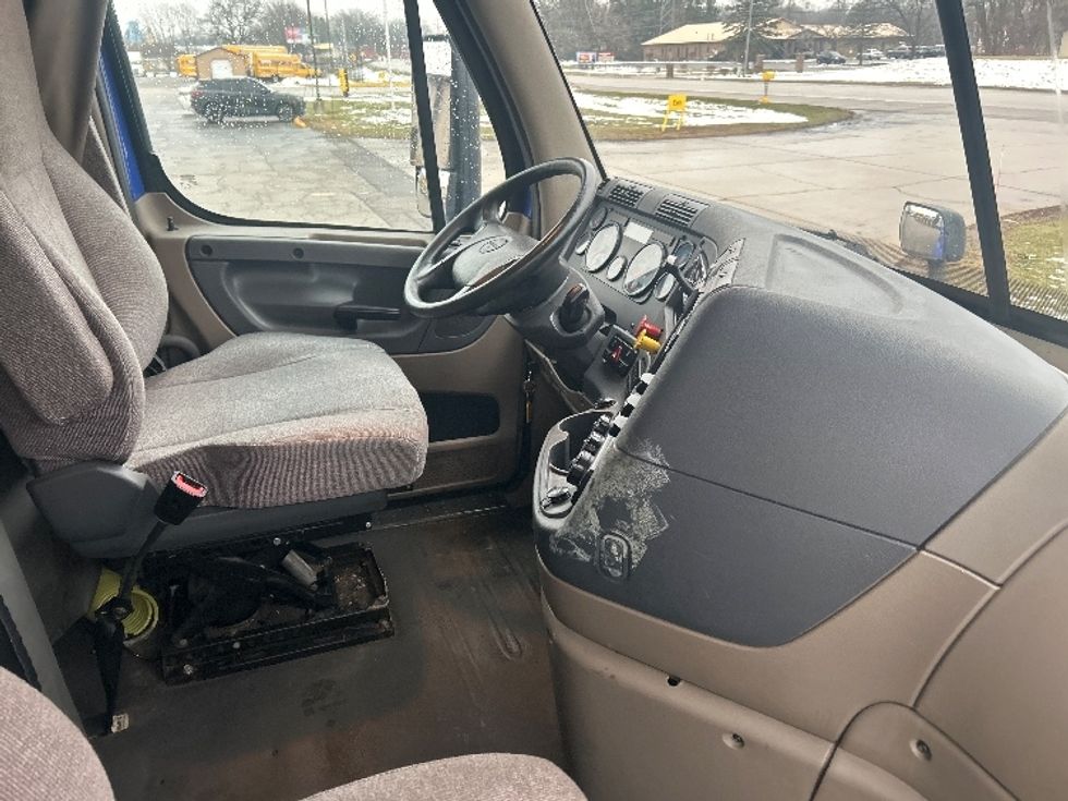 Sleeper Tractor-Heavy Duty Tractors-Freightliner-2020-Cascadia 11364ST-Elkhart-IN-676,665\n\t\tmiles-$ 35,250 - Image 15