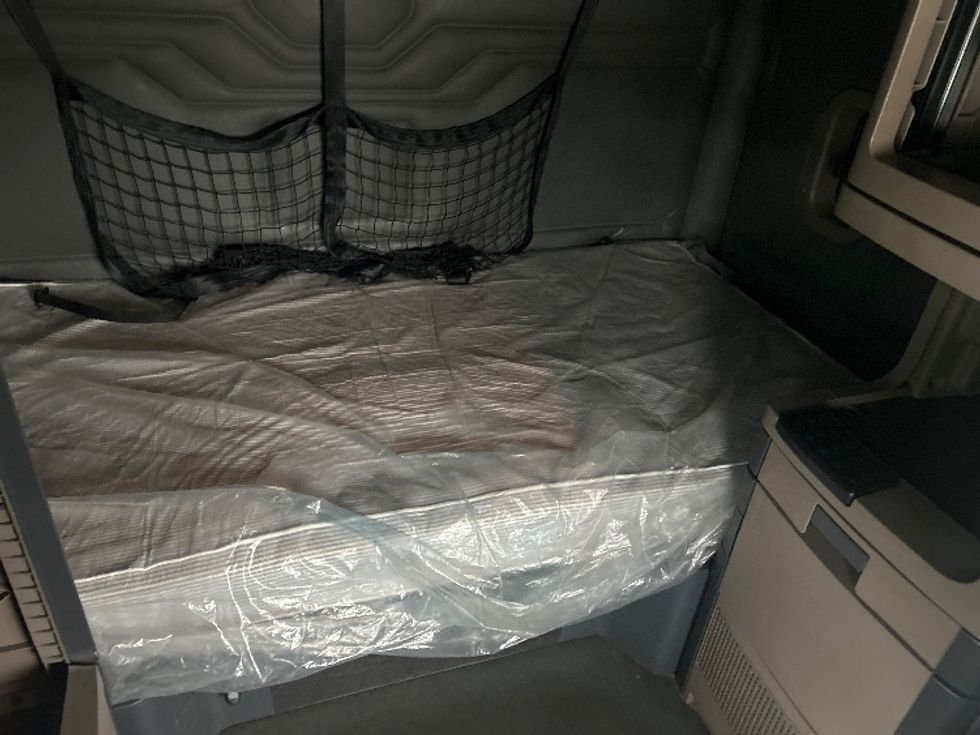 Sleeper Tractor-Heavy Duty Tractors-Freightliner-2020-Cascadia 11364ST-Elkhart-IN-676,665\n\t\tmiles-$ 35,250 - Image 17