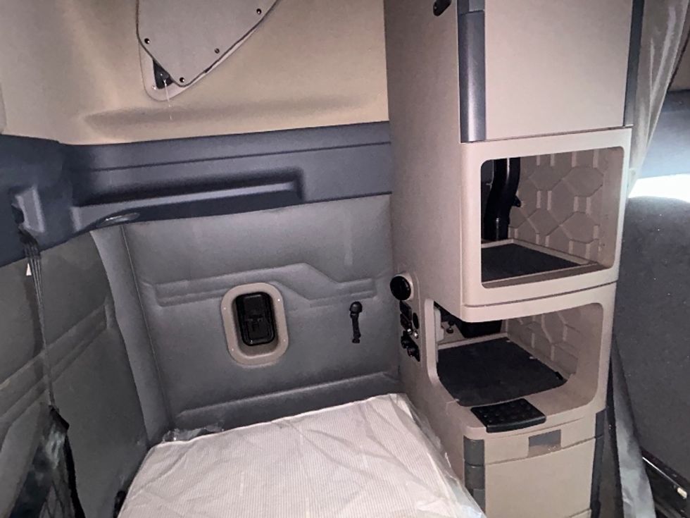 Sleeper Tractor-Heavy Duty Tractors-Freightliner-2020-Cascadia 11364ST-Elkhart-IN-676,665\n\t\tmiles-$ 35,250 - Image 18