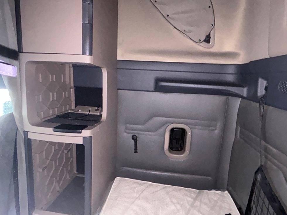 Sleeper Tractor-Heavy Duty Tractors-Freightliner-2020-Cascadia 11364ST-Elkhart-IN-676,665\n\t\tmiles-$ 35,250 - Image 19