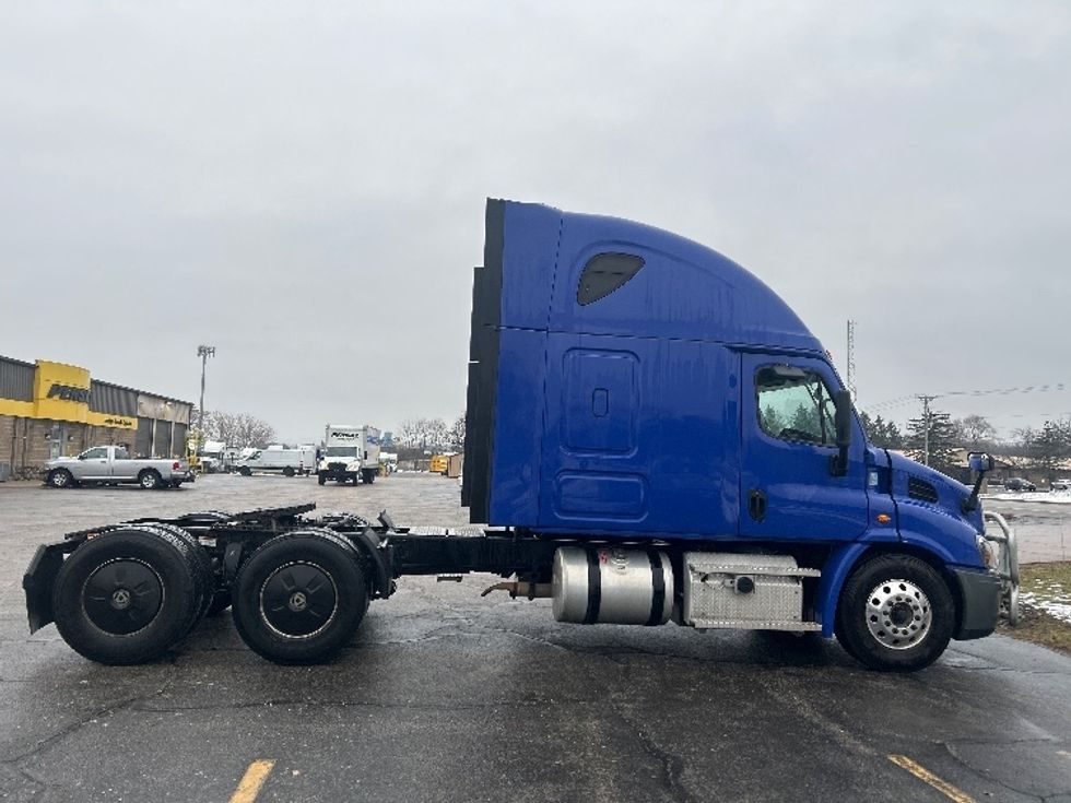 Sleeper Tractor-Heavy Duty Tractors-Freightliner-2020-Cascadia 11364ST-Elkhart-IN-676,665\n\t\tmiles-$ 35,250 - Image 8