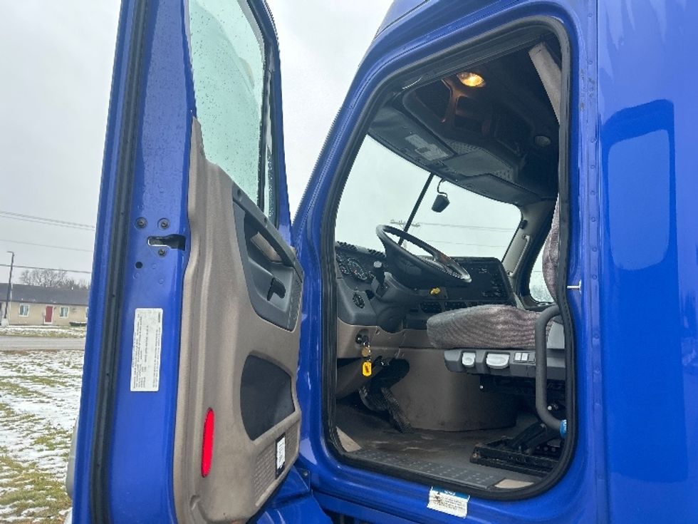 Sleeper Tractor-Heavy Duty Tractors-Freightliner-2020-Cascadia 11364ST-Elkhart-IN-676,665\n\t\tmiles-$ 35,250 - Image 9