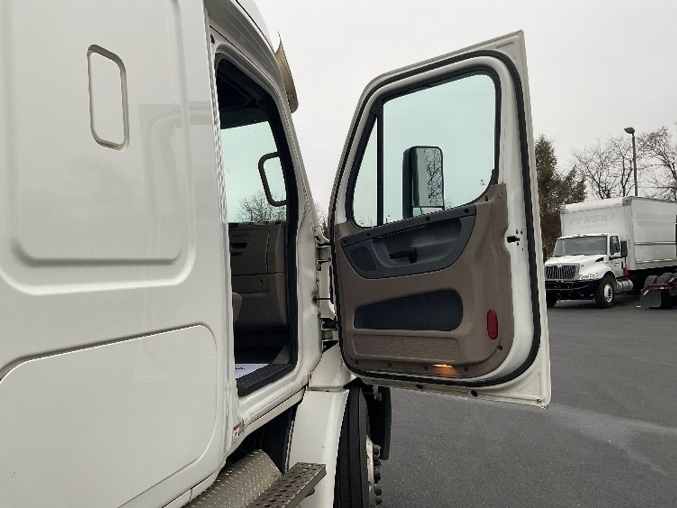 Sleeper Tractor-Heavy Duty Tractors-Freightliner-2020-Cascadia 11364ST-New Castle-DE-512,944\n\t\tmiles-$ 41,500 - Image 13
