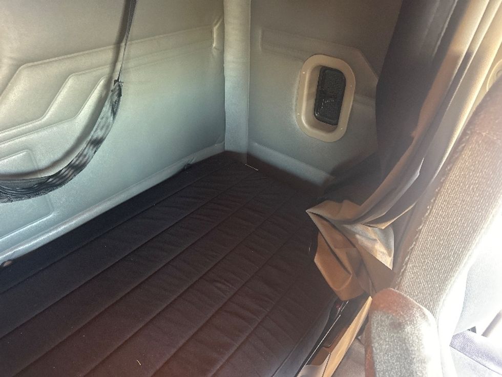 Sleeper Tractor-Heavy Duty Tractors-Freightliner-2020-Cascadia 11364ST-New Castle-DE-512,944\n\t\tmiles-$ 41,500 - Image 18