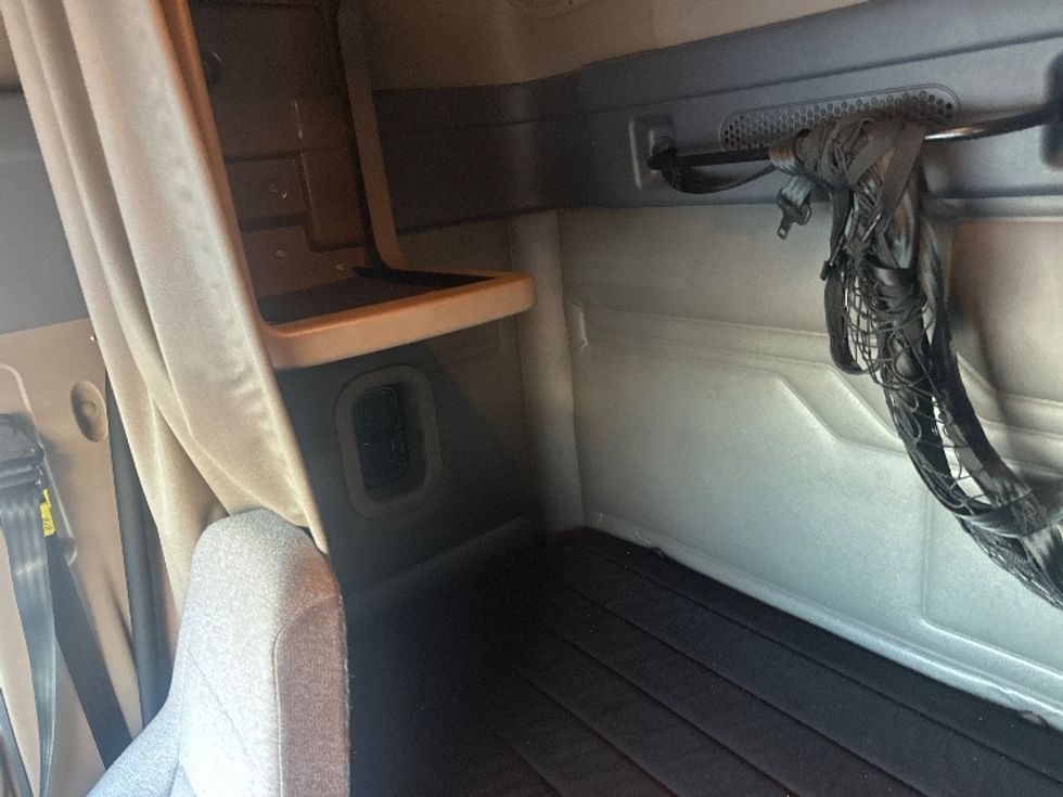 Sleeper Tractor-Heavy Duty Tractors-Freightliner-2020-Cascadia 11364ST-New Castle-DE-512,944\n\t\tmiles-$ 41,500 - Image 19