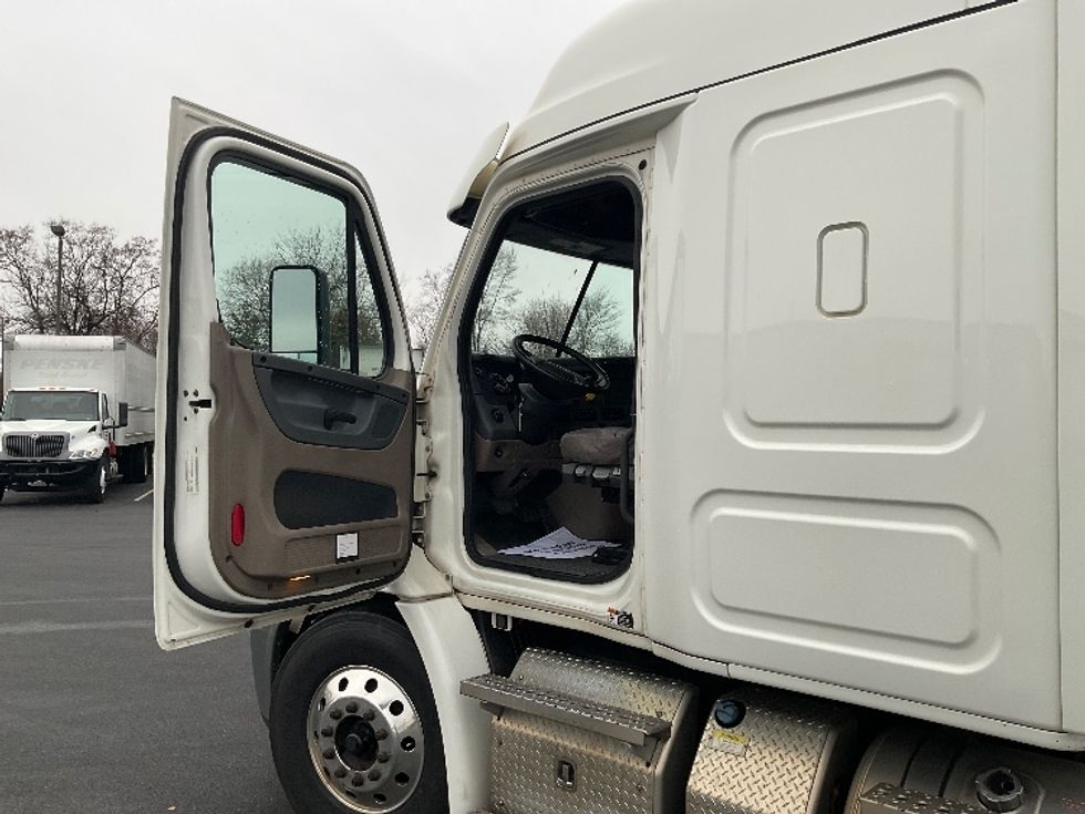 Sleeper Tractor-Heavy Duty Tractors-Freightliner-2020-Cascadia 11364ST-New Castle-DE-512,944\n\t\tmiles-$ 41,500 - Image 9