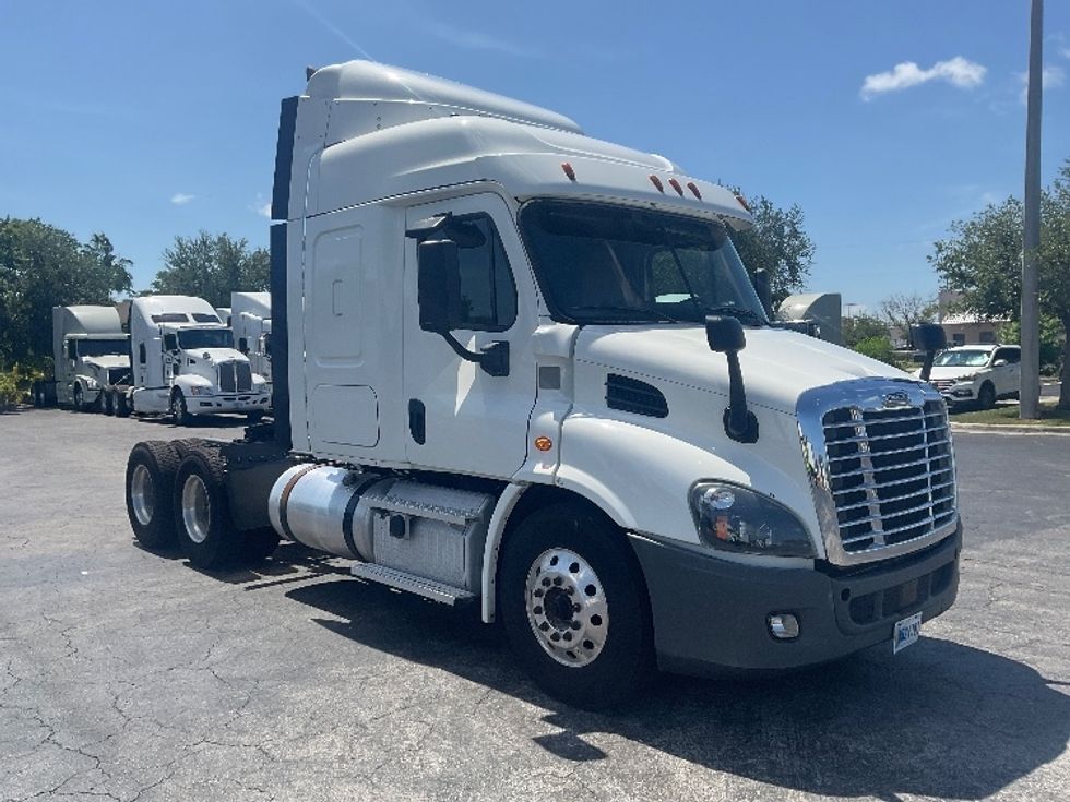Sleeper Tractor-Heavy Duty Tractors-Freightliner-2020-Cascadia 11364ST-Tampa-FL-497,122\n\t\tmiles-$ 53,500 - Image 1