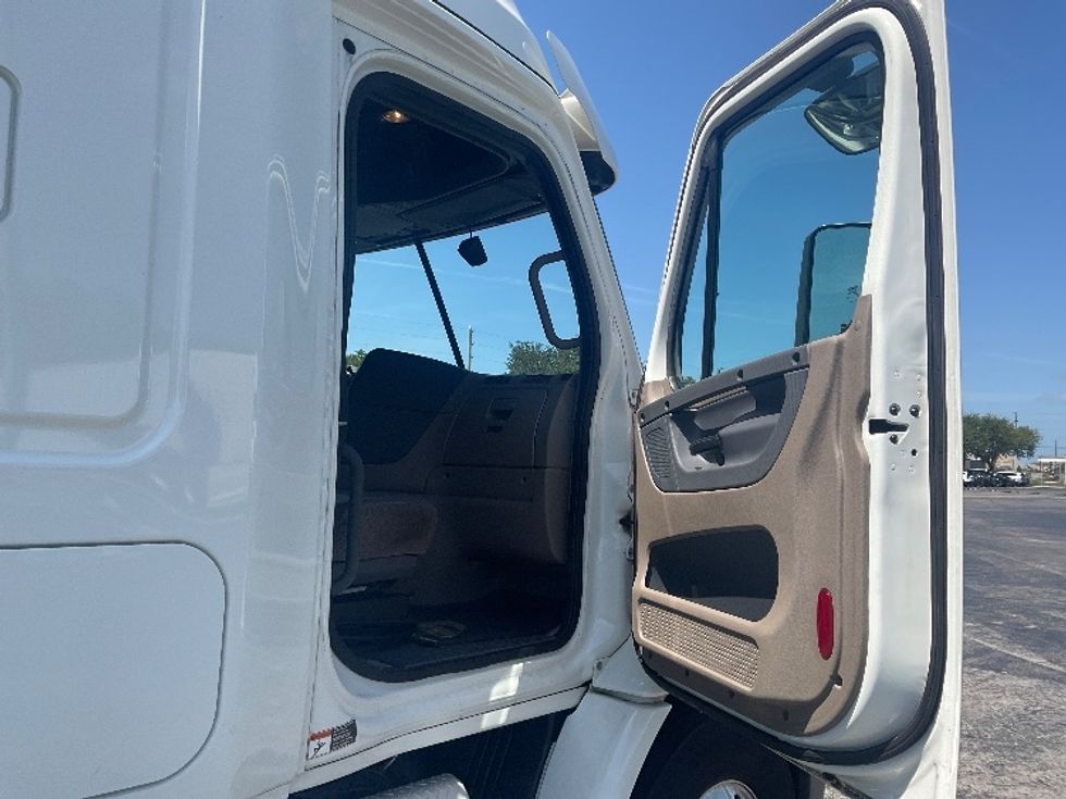 Sleeper Tractor-Heavy Duty Tractors-Freightliner-2020-Cascadia 11364ST-Tampa-FL-497,122\n\t\tmiles-$ 53,500 - Image 13