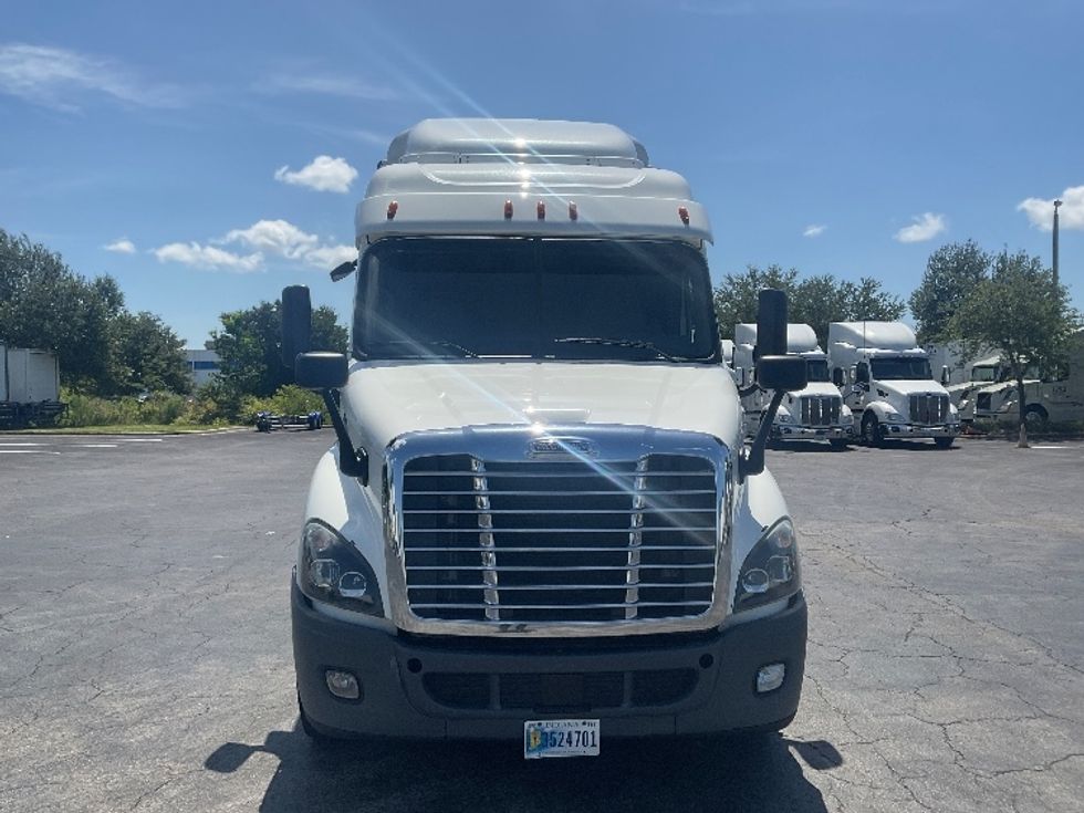 Sleeper Tractor-Heavy Duty Tractors-Freightliner-2020-Cascadia 11364ST-Tampa-FL-497,122\n\t\tmiles-$ 53,500 - Image 2