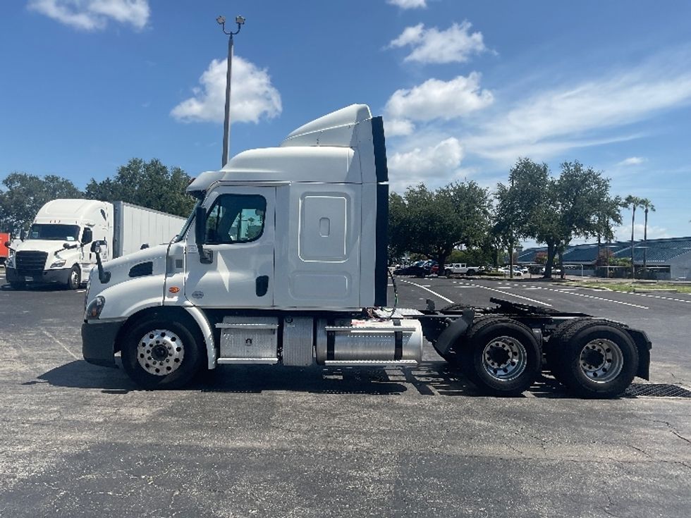 Sleeper Tractor-Heavy Duty Tractors-Freightliner-2020-Cascadia 11364ST-Tampa-FL-497,122\n\t\tmiles-$ 53,500 - Image 4