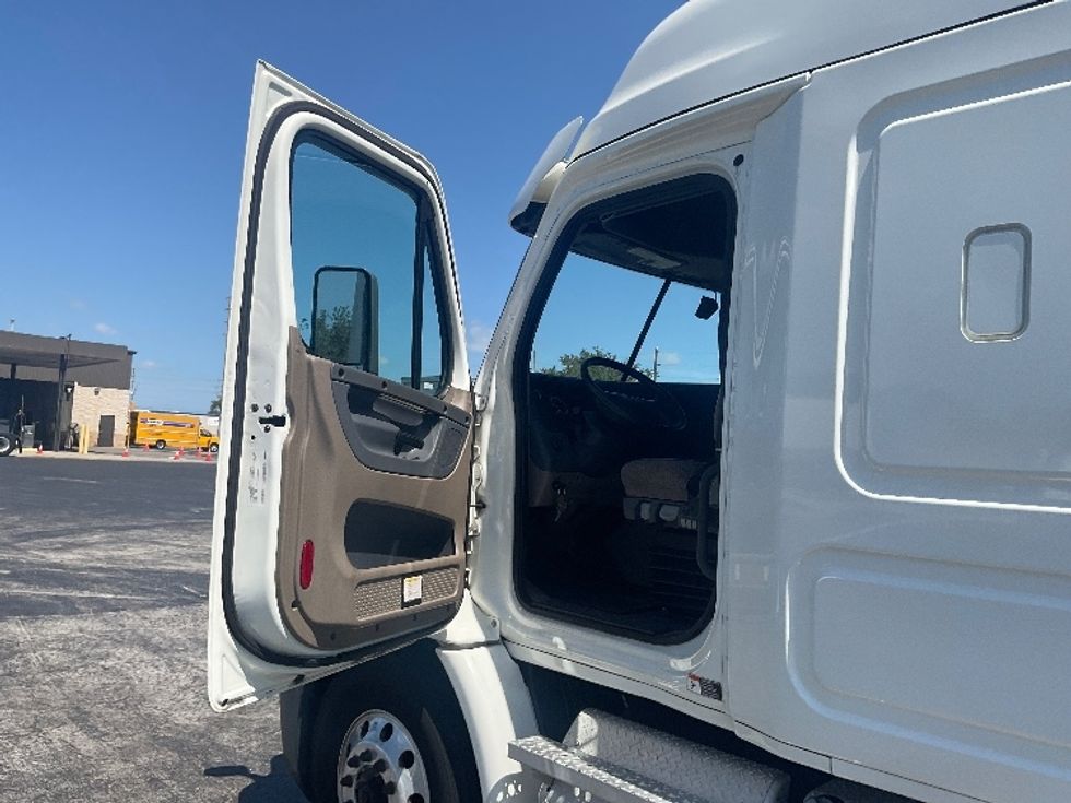 Sleeper Tractor-Heavy Duty Tractors-Freightliner-2020-Cascadia 11364ST-Tampa-FL-497,122\n\t\tmiles-$ 53,500 - Image 9