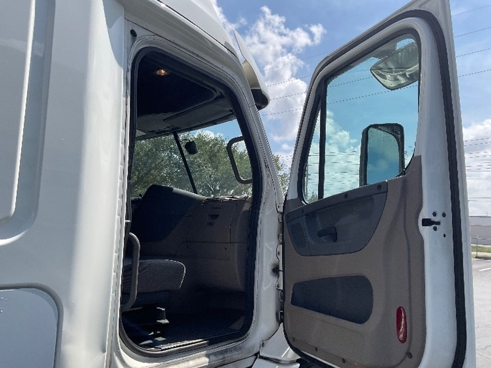 Sleeper Tractor-Heavy Duty Tractors-Freightliner-2020-Cascadia 11364ST-Tampa-FL-563,915\n\t\tmiles-$ 48,500 - Image 13