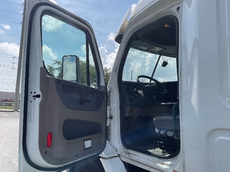 Sleeper Tractor-Heavy Duty Tractors-Freightliner-2020-Cascadia 11364ST-Tampa-FL-563,915\n\t\tmiles-$ 48,500 - Image 9