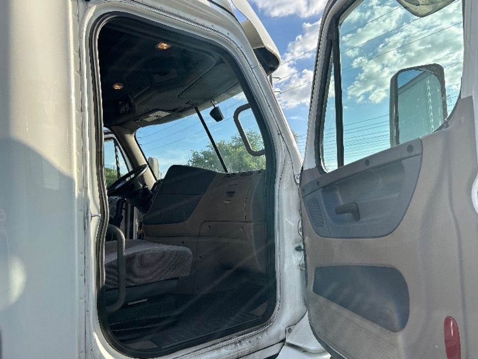 Sleeper Tractor-Heavy Duty Tractors-Freightliner-2020-Cascadia 11364ST-Tampa-FL-611,349\n\t\tmiles-$ 46,250 - Image 13