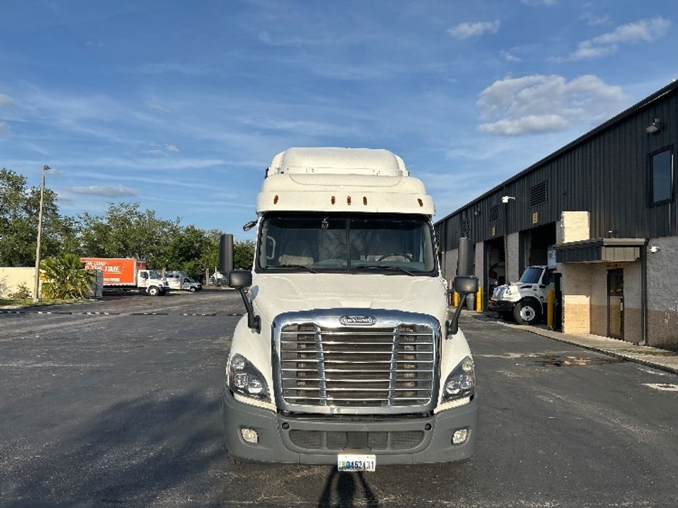 Sleeper Tractor-Heavy Duty Tractors-Freightliner-2020-Cascadia 11364ST-Tampa-FL-611,349\n\t\tmiles-$ 46,250 - Image 2