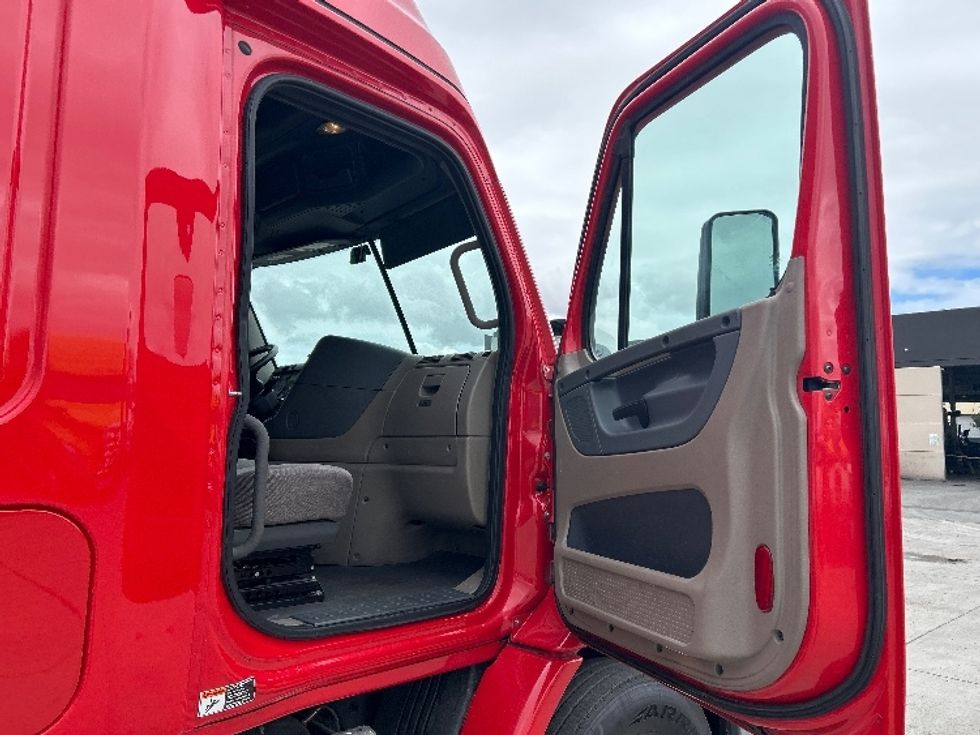 Sleeper Tractor-Heavy Duty Tractors-Freightliner-2020-Cascadia 11364ST-Torrance-CA-371,212\n\t\tmiles-$ 50,250 - Image 13