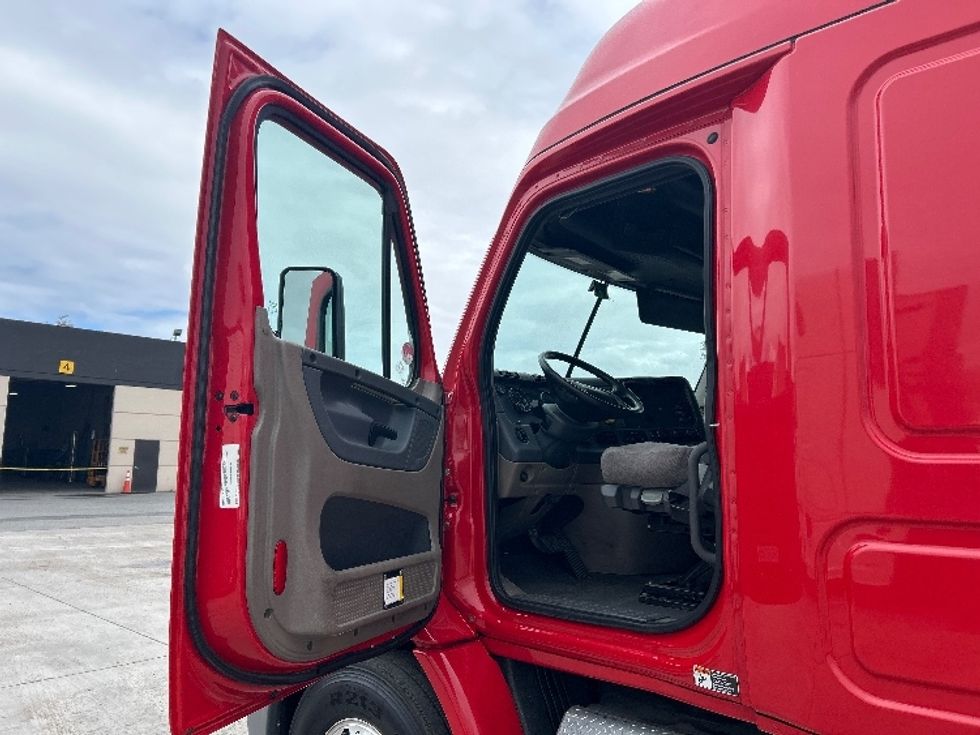 Sleeper Tractor-Heavy Duty Tractors-Freightliner-2020-Cascadia 11364ST-Torrance-CA-371,212\n\t\tmiles-$ 50,250 - Image 9