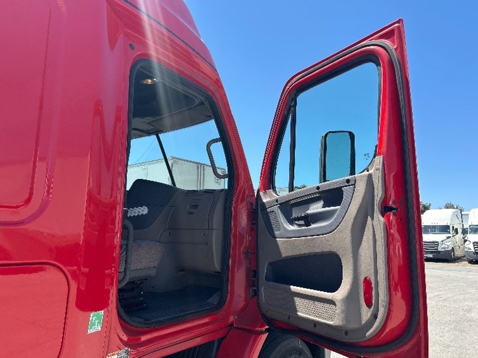 Sleeper Tractor-Heavy Duty Tractors-Freightliner-2020-Cascadia 11364ST-Torrance-CA-554,373\n\t\tmiles-$ 43,750 - Image 13