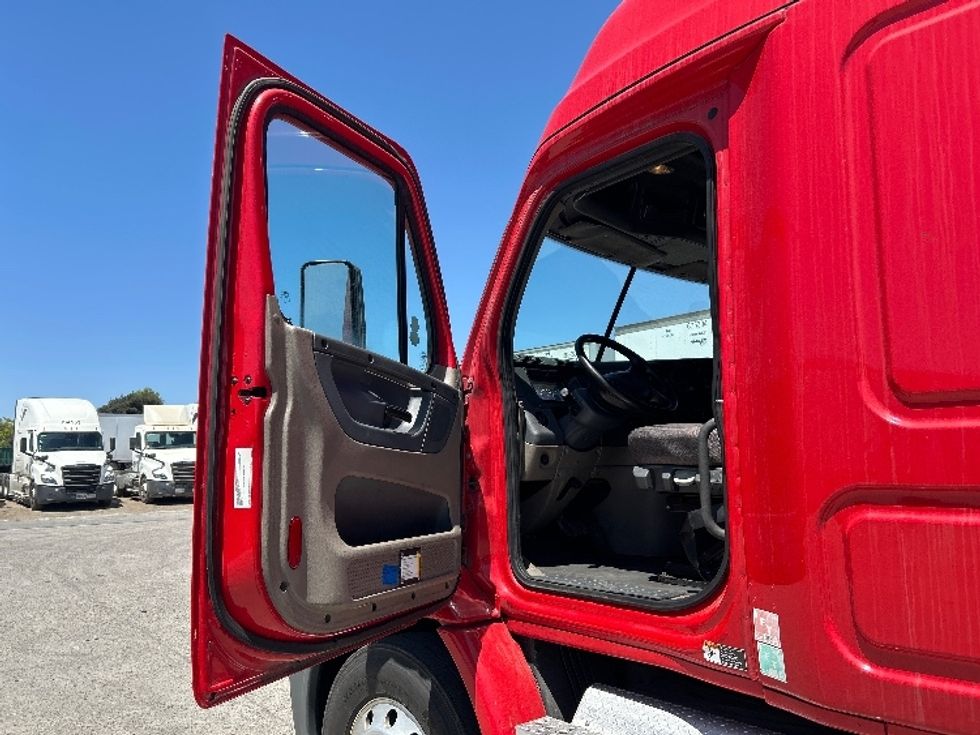 Sleeper Tractor-Heavy Duty Tractors-Freightliner-2020-Cascadia 11364ST-Torrance-CA-554,373\n\t\tmiles-$ 43,750 - Image 9