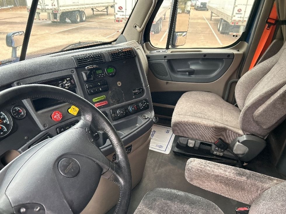 Sleeper Tractor-Heavy Duty Tractors-Freightliner-2020-Cascadia 12542ST-Jackson-MS-690,957\n\t\tmiles-$ 38,250 - Image 10