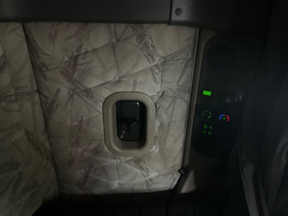 Sleeper Tractor-Heavy Duty Tractors-Freightliner-2020-Cascadia 12542ST-Jackson-MS-690,957\n\t\tmiles-$ 38,250 - Image 18