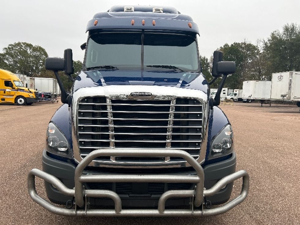 2020 Freightliner Cascadia 125" Sleeper Cab photo 2
