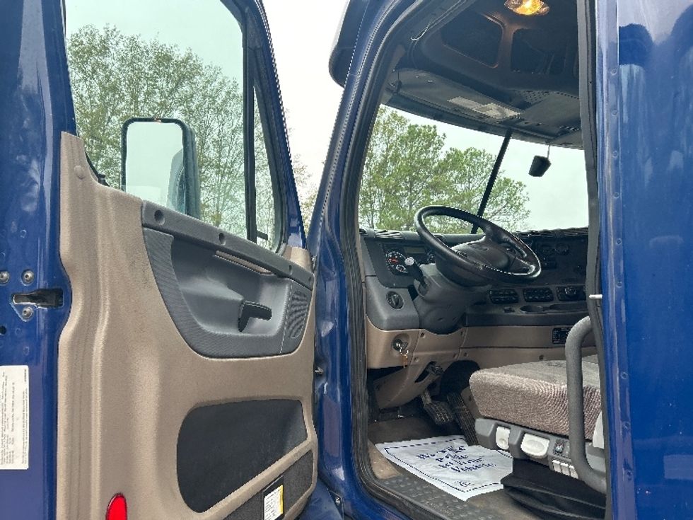 Sleeper Tractor-Heavy Duty Tractors-Freightliner-2020-Cascadia 12542ST-Jackson-MS-712,060\n\t\tmiles-$ 36,750 - Image 9