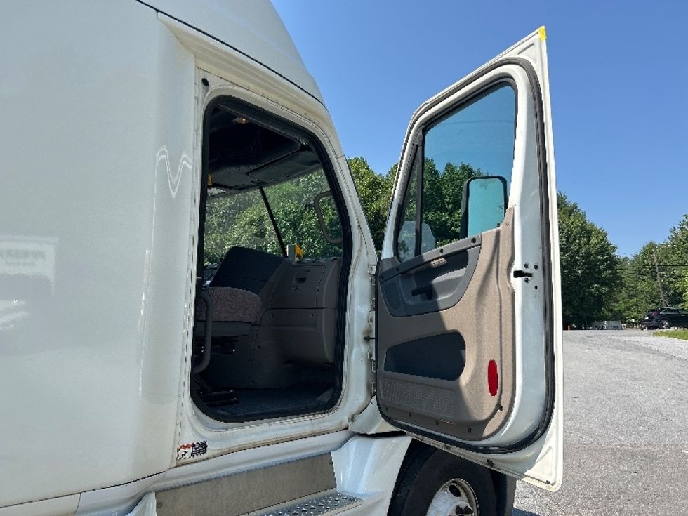 Sleeper Tractor-Heavy Duty Tractors-Freightliner-2020-Cascadia 12564ST-Asheville-NC-567,785\n\t\tmiles-$ 46,500 - Image 13