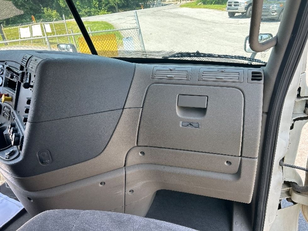 Sleeper Tractor-Heavy Duty Tractors-Freightliner-2020-Cascadia 12564ST-Asheville-NC-567,785\n\t\tmiles-$ 46,500 - Image 14