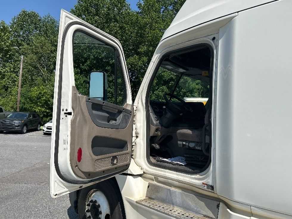 Sleeper Tractor-Heavy Duty Tractors-Freightliner-2020-Cascadia 12564ST-Asheville-NC-567,785\n\t\tmiles-$ 46,500 - Image 9